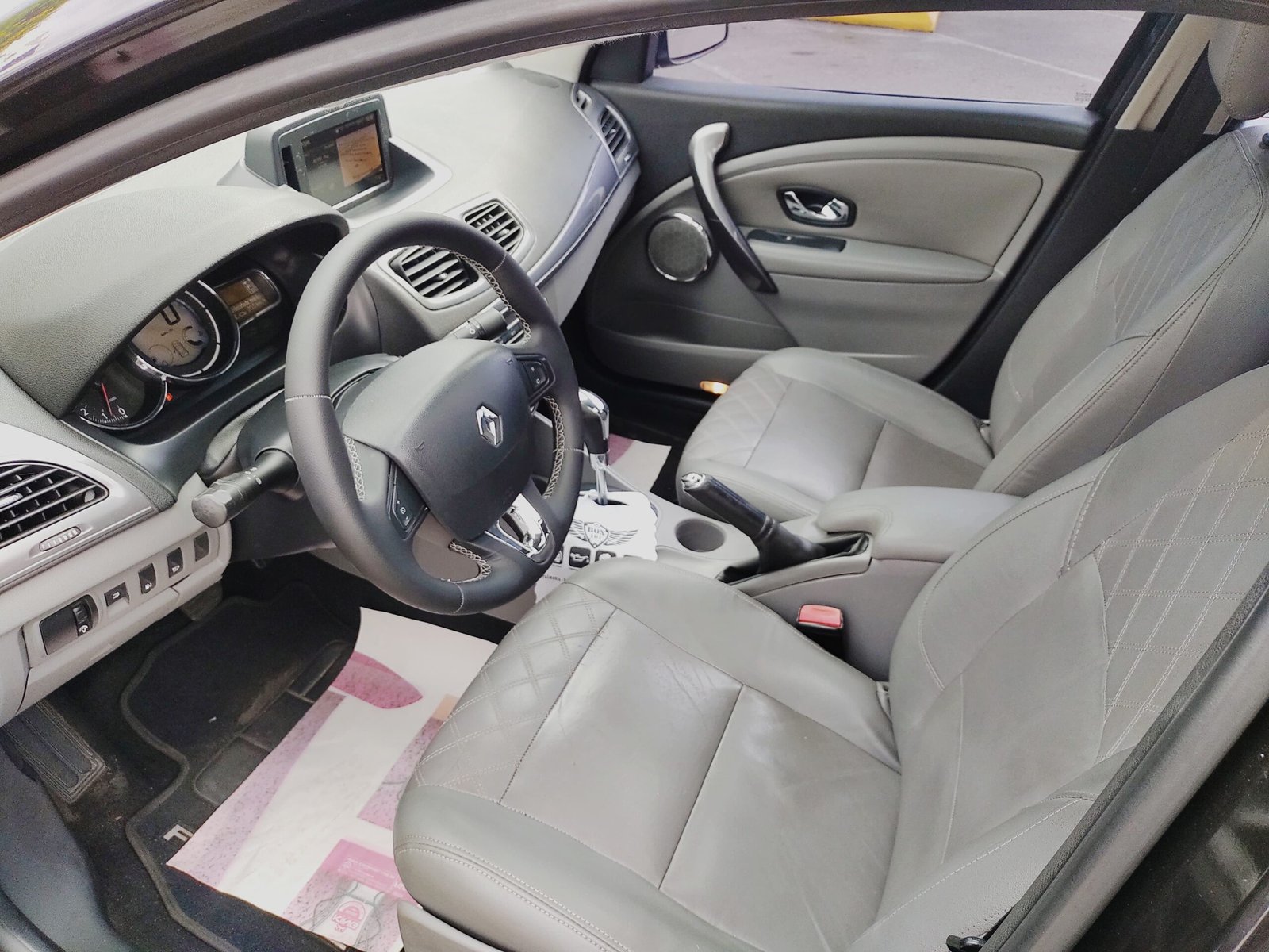 Renault Fluence Privilege 2.0 – 2016 – COM TETO SOLAR