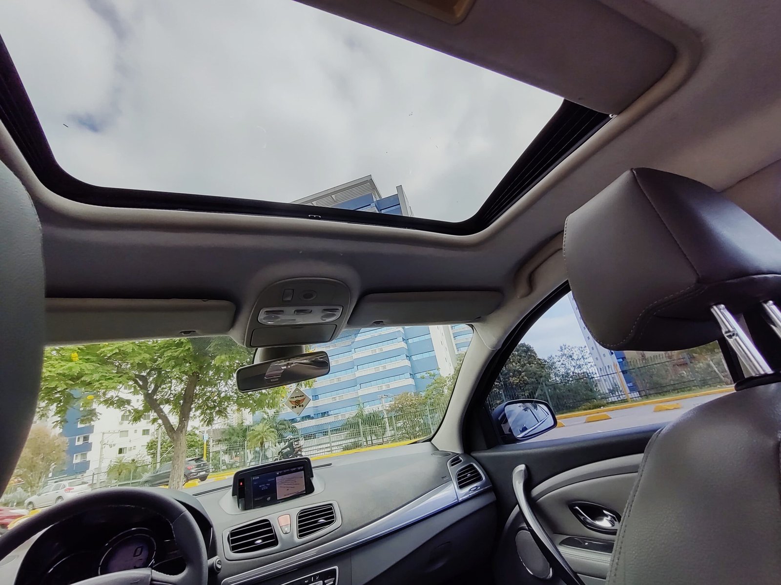 Renault Fluence Privilege 2.0 – 2016 – COM TETO SOLAR